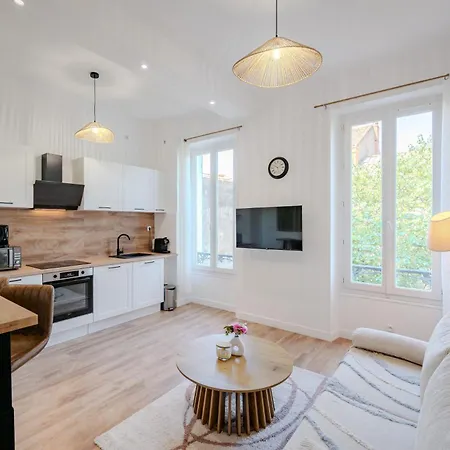 Modern And Bright 2-room In Center 아파트 *