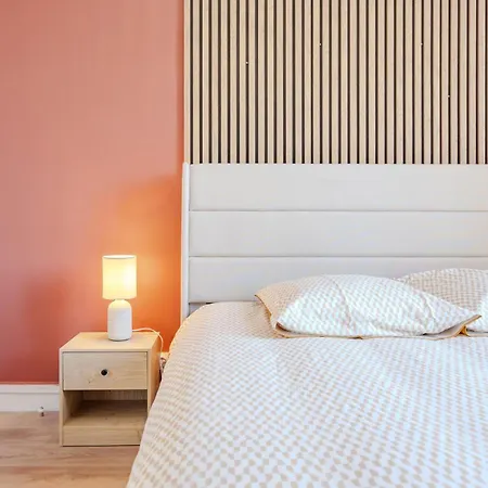 Modern And Bright 2-room In Center 히에레