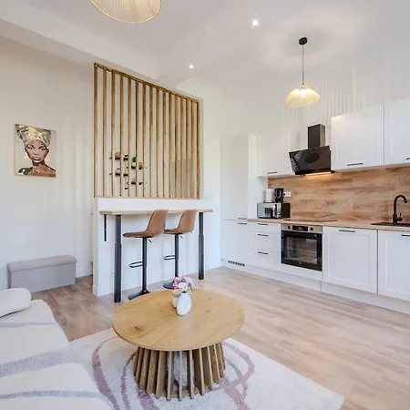 Modern And Bright 2-room In Center 아파트 *