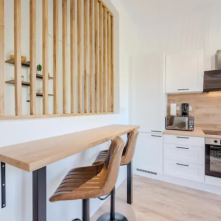 Modern And Bright 2-room In Center *