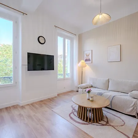 Modern And Bright 2-room In Center *