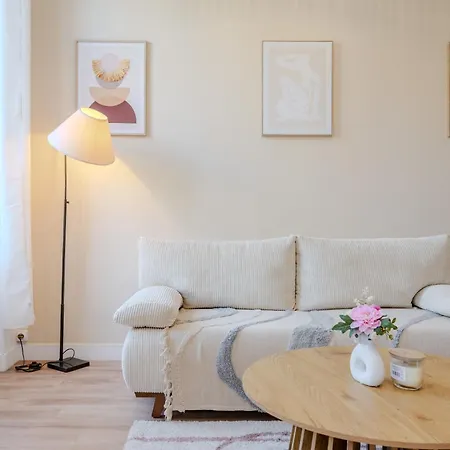 Modern And Bright 2-room In Center Apartment *