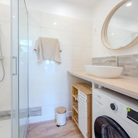 Modern And Bright 2-room In Center