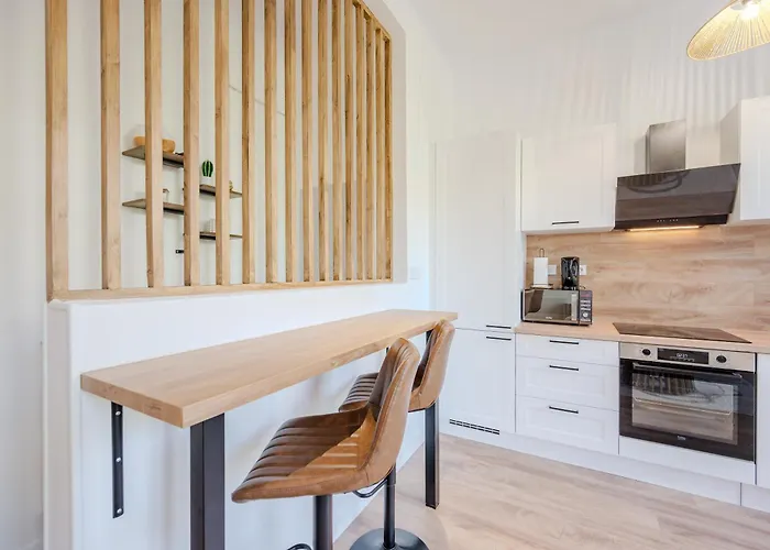 Modern And Bright 2-room In Center *