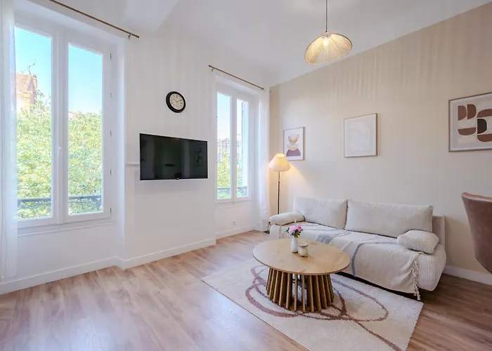 Modern And Bright 2-room In Center *