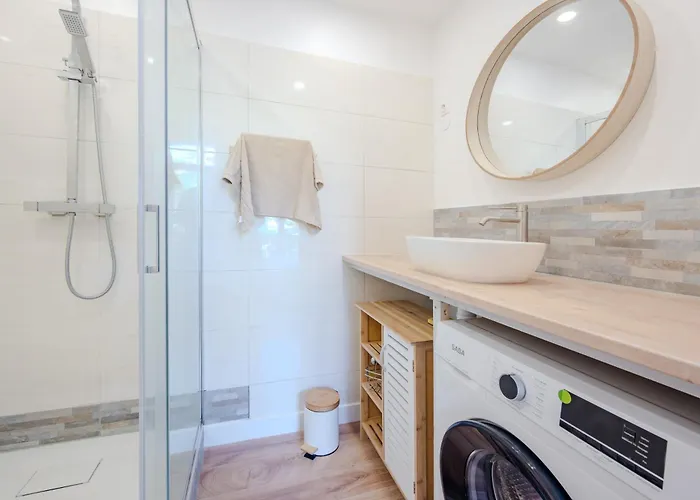 Modern And Bright 2-room In Center